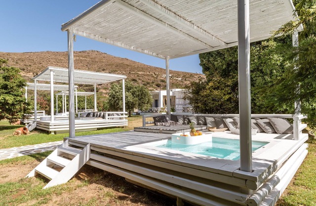 Appartement dans un hôtel "Ow Andros Luxury Suites 2" avec vue sur montagne, terrasse et Wi-Fi