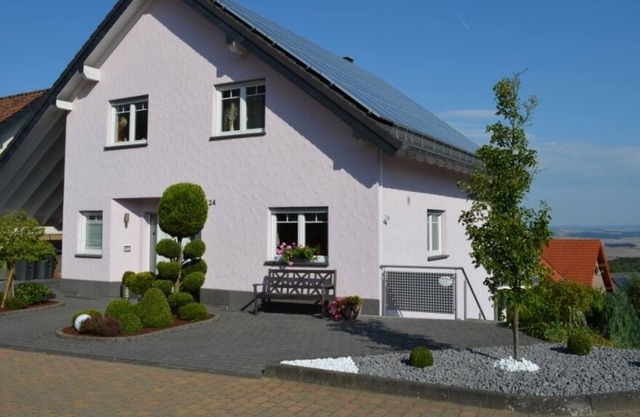 Appartement dans un endroit calme, avec terrasse et jardin, près de nombreux sentiers de randonnée
