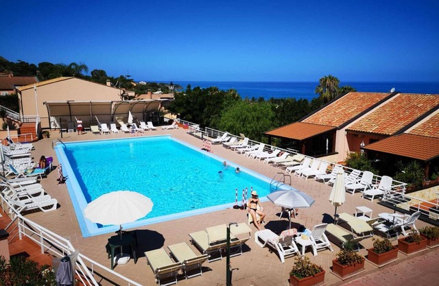 Apartment in a residence with swimming pool overlooking the sea useful for families with children