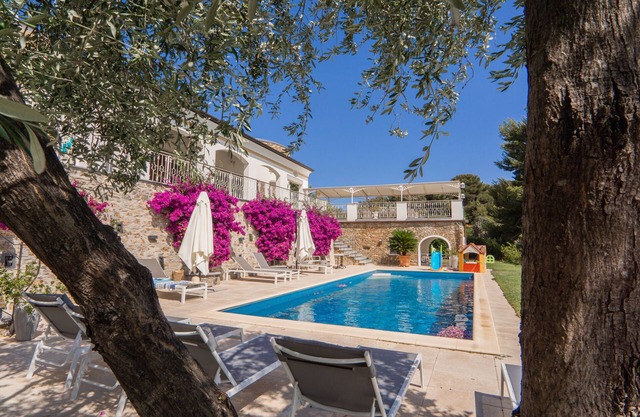 Appartement exclusif dans villa avec piscine et court de tennis.