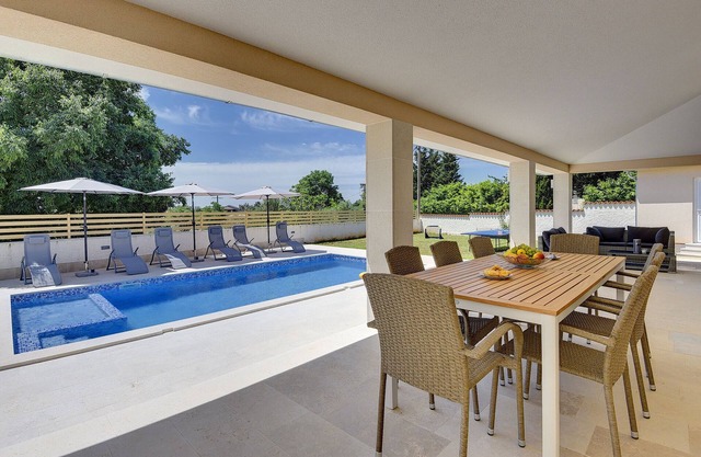 Villa de plain-pied avec piscine privée