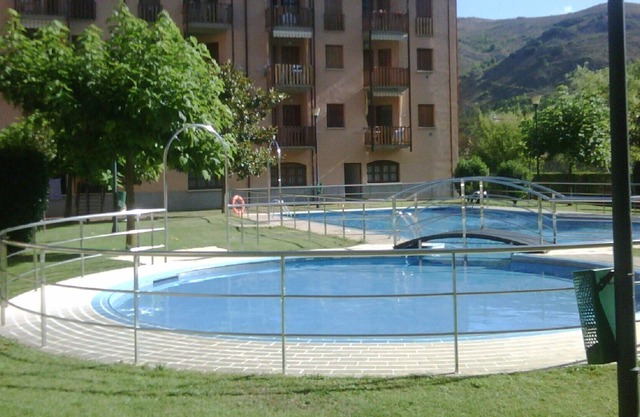 Appartement à Ezcaray, avec piscine, jardin et à côté de la rivière.