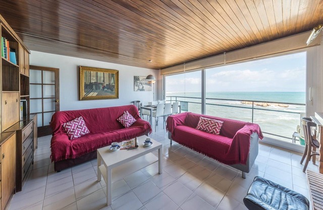 Apartment in L'Escala with Stunning Sea Views