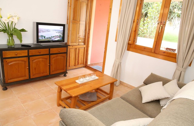Appartement dans quartier calme avec piscine, grande terrasse, parking et Wifi gratuit.