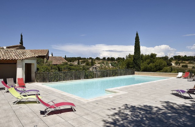 Mazet 2 personnes avec balcon vue Alpilles et piscine commune Vallée des Baux