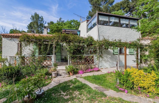 Appartement dans la villa des propriétaires, piscine, parking clôturé .