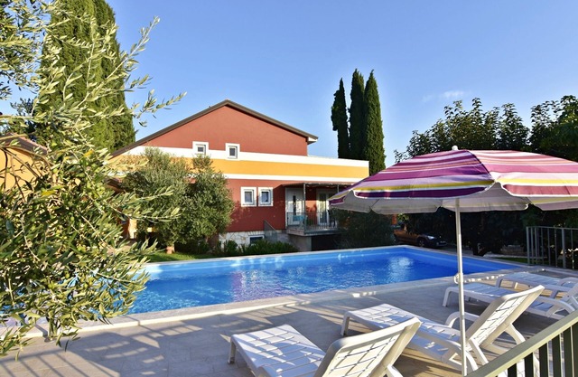 Appartement dans la villa à Salvore, avec piscine, terrasse spacieuse, barbecue