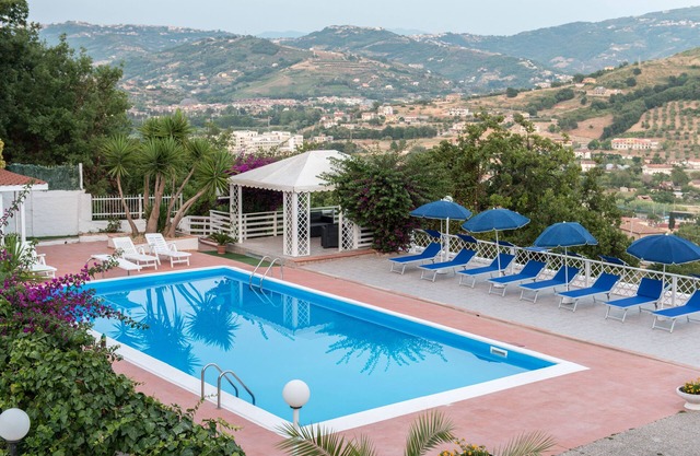APPARTEMENT DANS VILLA AVEC PISCINE