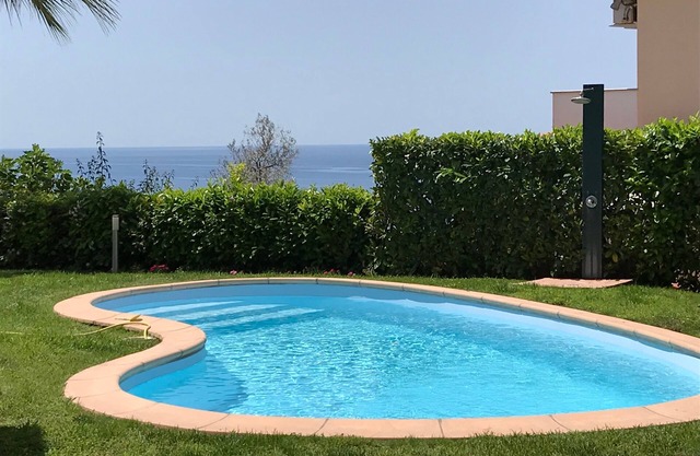 Appartement dans villa avec piscine et jardin avec vue sur la mer sur deux niveaux