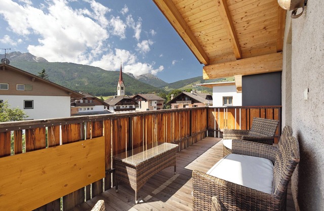 Appartement 'Kriendl Nr 4' avec vue sur les montagnes, terrasse privée et Wi-Fi.