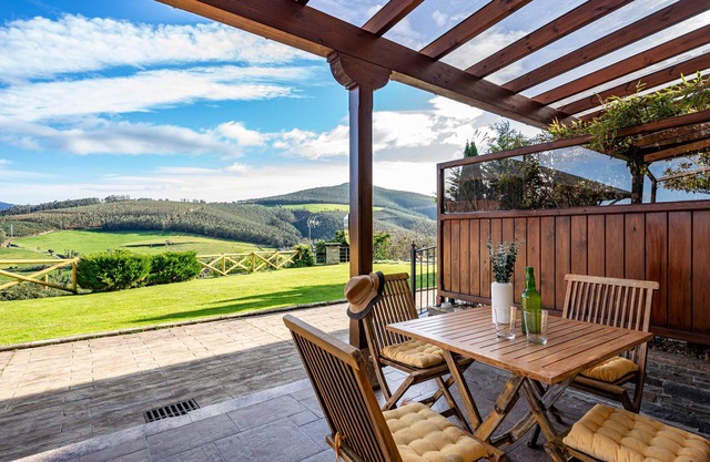 Appartement 'L De Alborada Del Eo' avec vue sur la montagne, terrasse privée et Wi-Fi