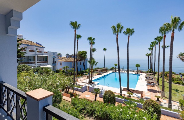 Appartement 'La Perla de Marakech 14' près de la plage avec vue sur mer, piscine et Wi-Fi.