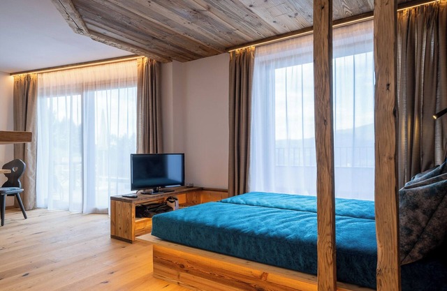 Appartement Ladinser Hof Sternenhimmel avec vue sur les montagnes et terrasse privée.