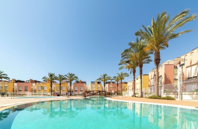 Appartement 'Laguna Beach Vera' avec piscine partagée, bain à remous privé et climatisation