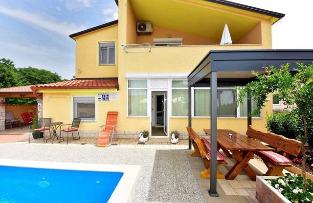 Appartement Complexe Laura Nova Vas / Appartement Laura A Avec Terrasse et vue sur la Piscine