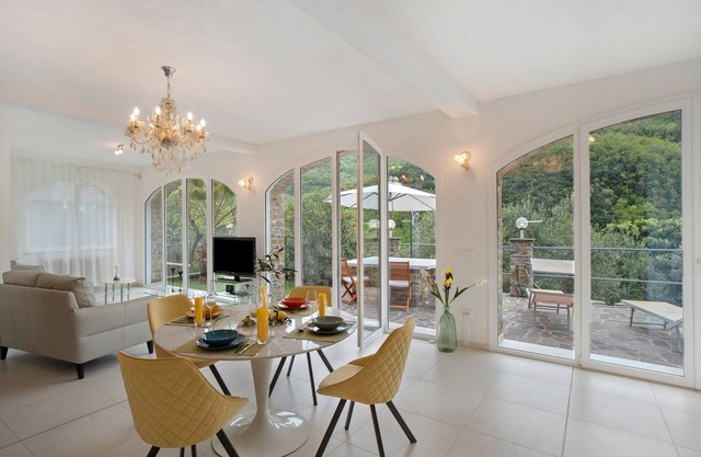 Appartement 'Loggia Oliveto' avec vue sur les montagnes, Wi-Fi et climatisation