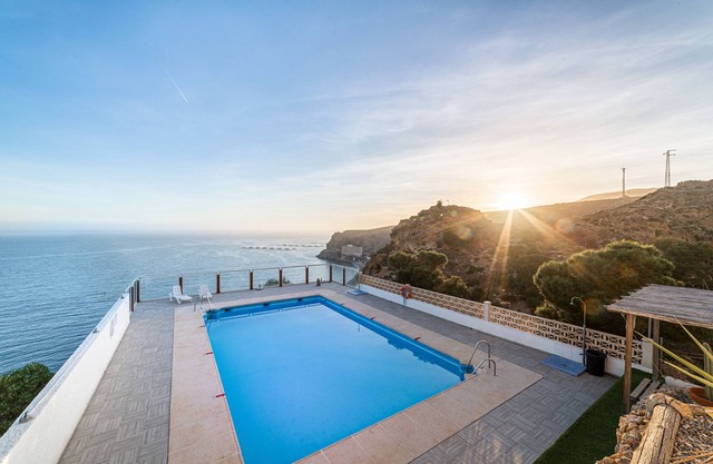 Appartement 'Los Acantilados' avec vue sur la mer, piscine partagée et Wi-Fi