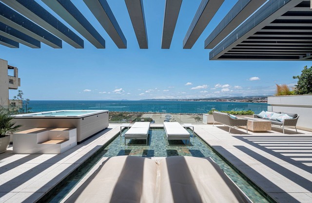Appartement "Luxury Front Line Beach" avec vue sur la mer, Wi-Fi et climatisation
