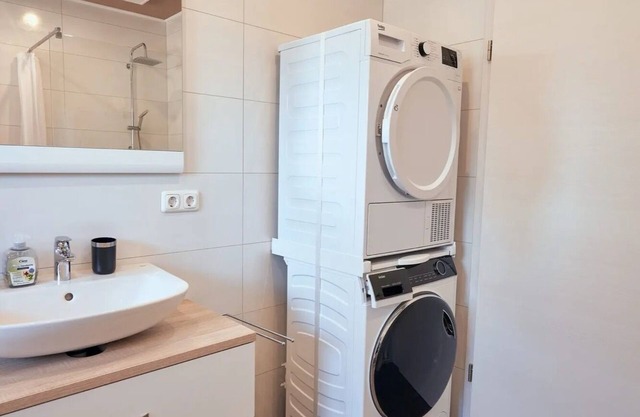 Apartamento 'Luxus 110m² Nationalpark Birkenfeld' con vistas a la montaña, jardín compartido y Wi-Fi