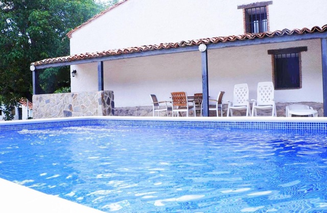 Appartement 'Majada La Carrasca' avec vue sur les montagnes, piscine privée et climatisation