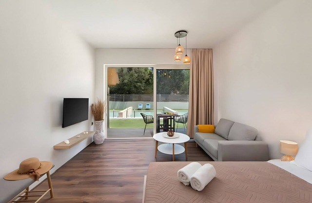Appartement 'Mb Luxury Suites Charaki No 3' avec piscine privée, Wi-Fi et climatisation