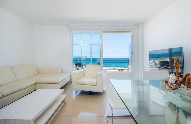 Appartement 'Minimal Ref 9000' avec balcon, Wi-Fi et climatisation.