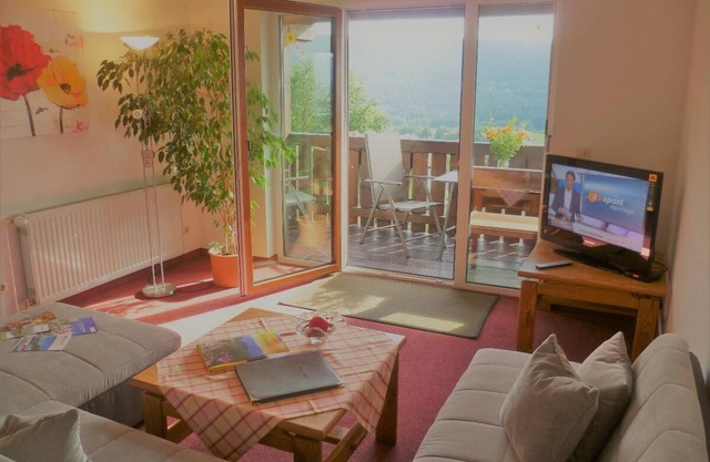 Appartement avec 95m2, balcon et grande cuisine pouvant accueillir 6 personnes.