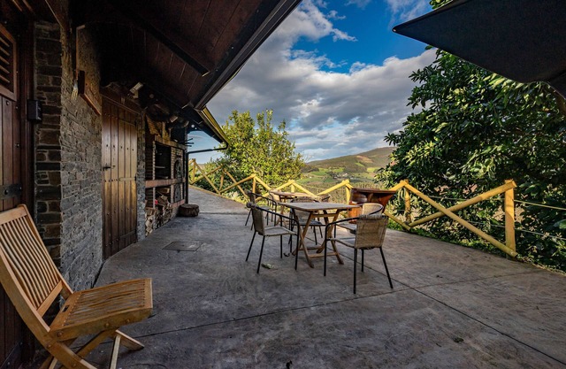 Appartement 'Mr De Alborada Del Eo' avec vue sur la montagne, Wi-Fi et climatisation