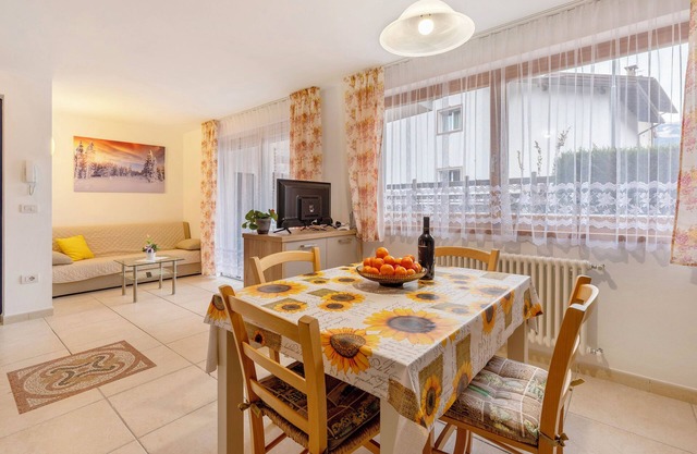 Appartement 'Night and Day 3' avec vue sur les montagnes, jardin privé et Wi-Fi.