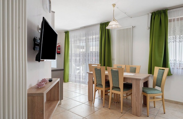 Appartement 'Night and Day 8' avec vue sur les montagnes, balcon et Wi-Fi.
