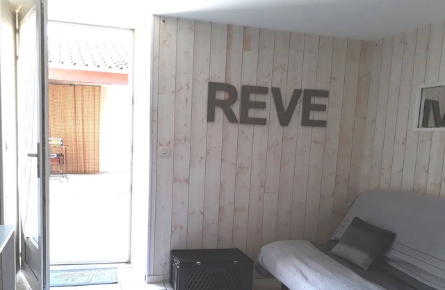 Appartement de 28 m² sur courette ensoleillée.