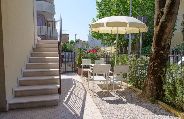 Appartement 6/7 places, à 20 mètres de la mer, avec petit jardin.