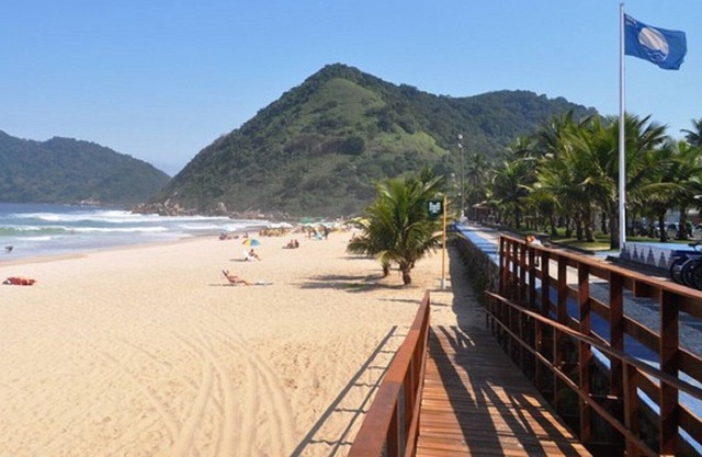 Appartement à un pâté de maisons de la plage de Tombo-Guarujá
