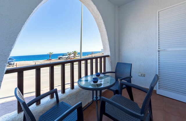 Appartement 'Paraiso Escondido, 1 Linea De Playa' avec vue sur la mer, Wi-Fi et climatisation