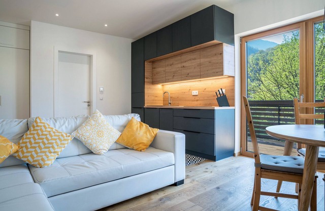 Appartement "Pension Grasser" avec vue sur les montagnes, terrasse privée et Wi-Fi.
