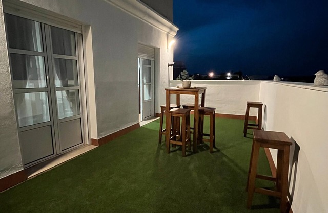 Appartement 'Pilas' avec piscine partagée, Wi-Fi et climatisation
