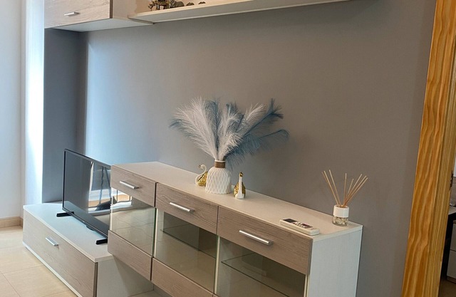 Appartement 'Piso Pozo Nuevo' près de la plage, avec balcon et climatisation.