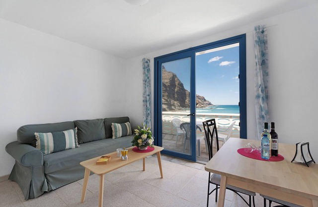Appartement 'Playa Azul - 6' avec vue sur la mer, terrasse privée et Wi-Fi