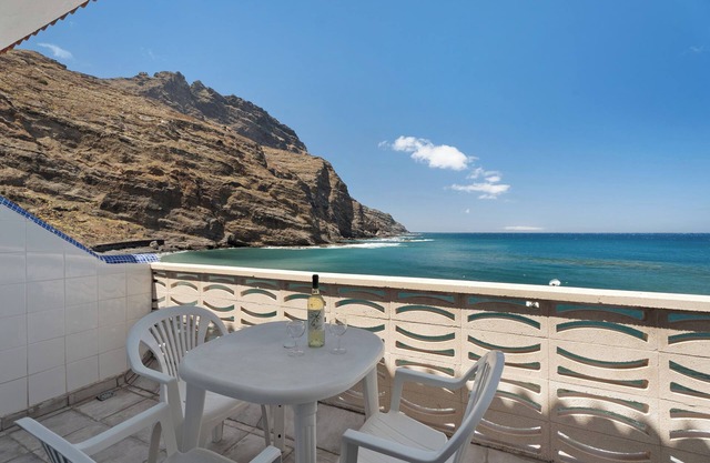 Appartement 'Playa Azul - 8' avec vue sur la mer, terrasse privée et Wi-Fi