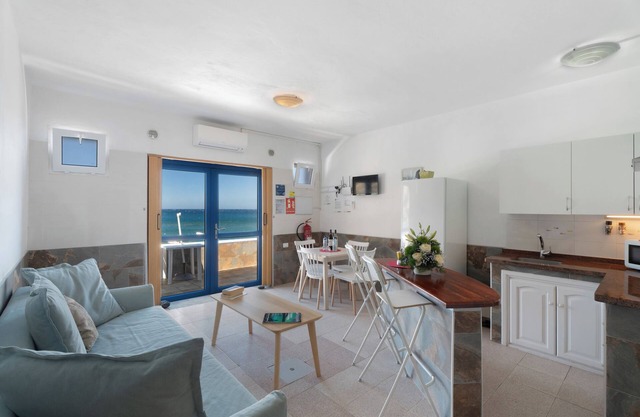 Appartement 'Playa Azul - 3' avec vue sur la mer, terrasse privée et Wi-Fi