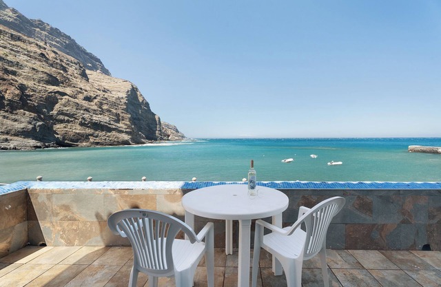 Appartement 'Playa Azul - 1' avec vue sur la mer, terrasse privée et Wi-Fi