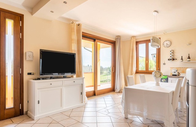 Apartment Porzione di Villa in Toscana with Lake View, Wi-Fi, Garden & Terrace