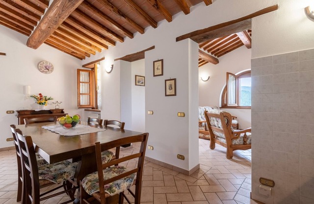 Appartement 'Pugnano Alto- Girasole' avec piscine partagée, terrasse privée et Wi-Fi