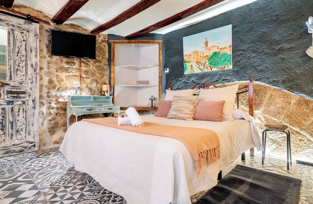 Appartement 'Raconet D'Arnes' avec terrasse privée, Wi-Fi et climatisation