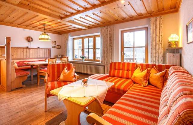 Ferienwohnung (90qm), Balkon, Kochnische, 3 Schlaf- und 1 Wohnzimmer, max 6 Pers, WLAN