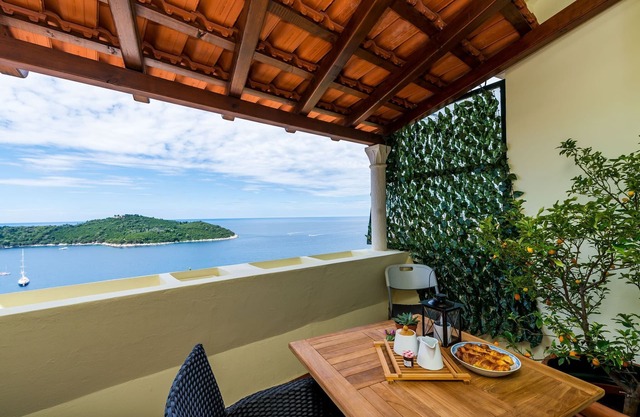 Apartment Reale - One Bedroom Apartment with Balcony and Sea View