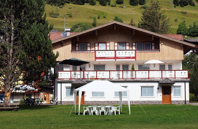 Apartamento "Residencia Cristina" con vistas a la montaña, jardín y balcón