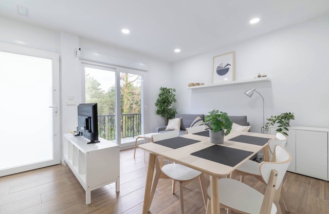 Apartment 'Ría De San Cosme Laxeira' with Mountain View, Shared Garden and Air Conditioning
