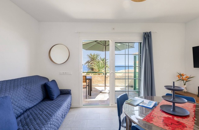 Appartement 'Salitre Tea' avec vue sur la mer, piscine partagée et Wi-Fi