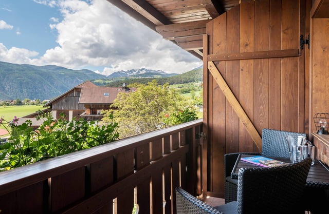 Appartement "Schlossblick" avec vue sur les montagnes, jardin partagé et Wi-Fi